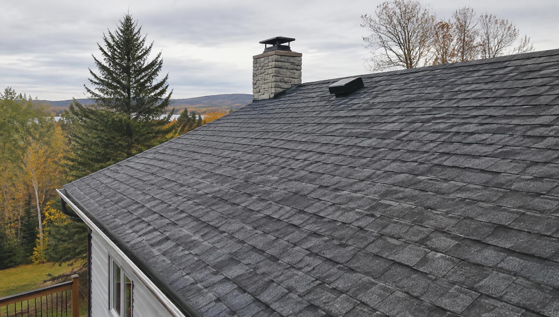 Toiture en bardeaux d’asphalte d’une maison en Estrie ou en Montérégie